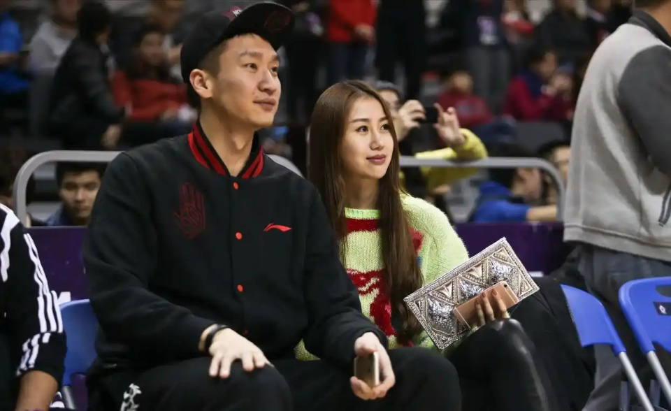 娘陈露的婚, 因背伤等原 娘陈露的婚, 因背伤等原